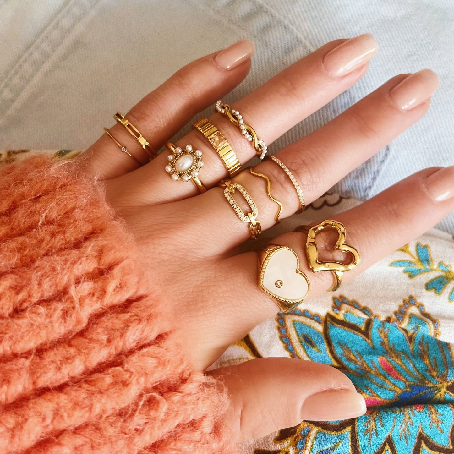 Stainless steel vintage ring with pearl stones - gold - WanderWood