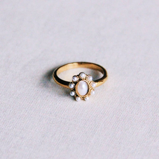 Stainless steel vintage ring with pearl stones - gold - WanderWood