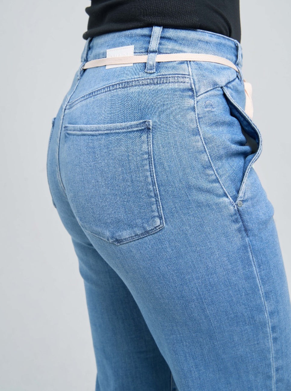 detail van achterkant zakken jeans Dew