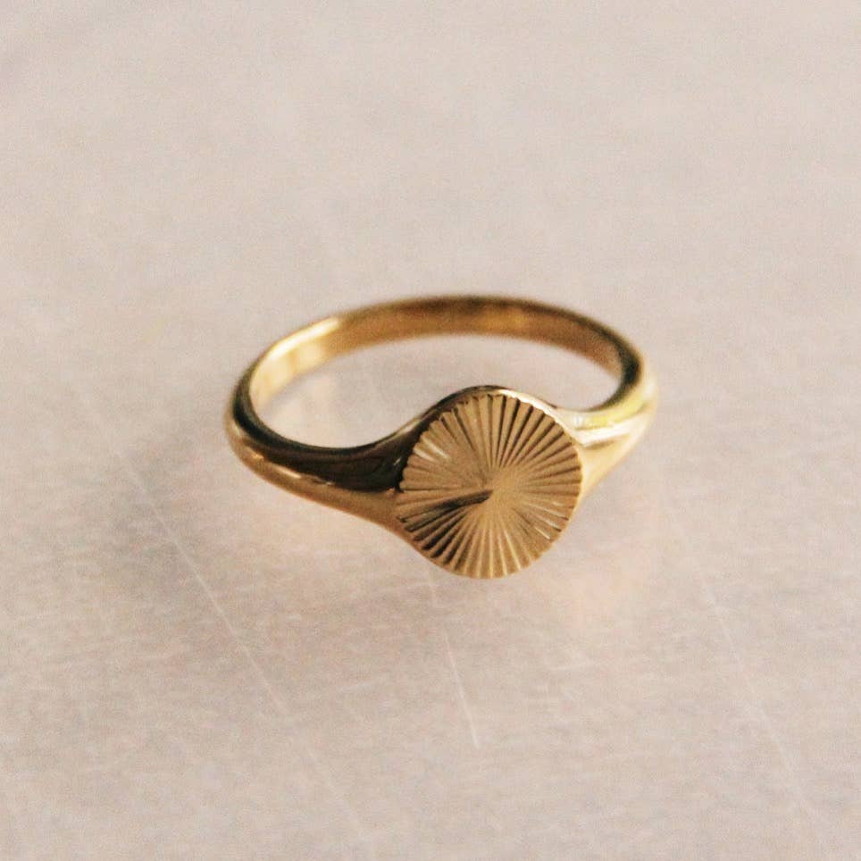 Stainless steel ring with decorated print – gold