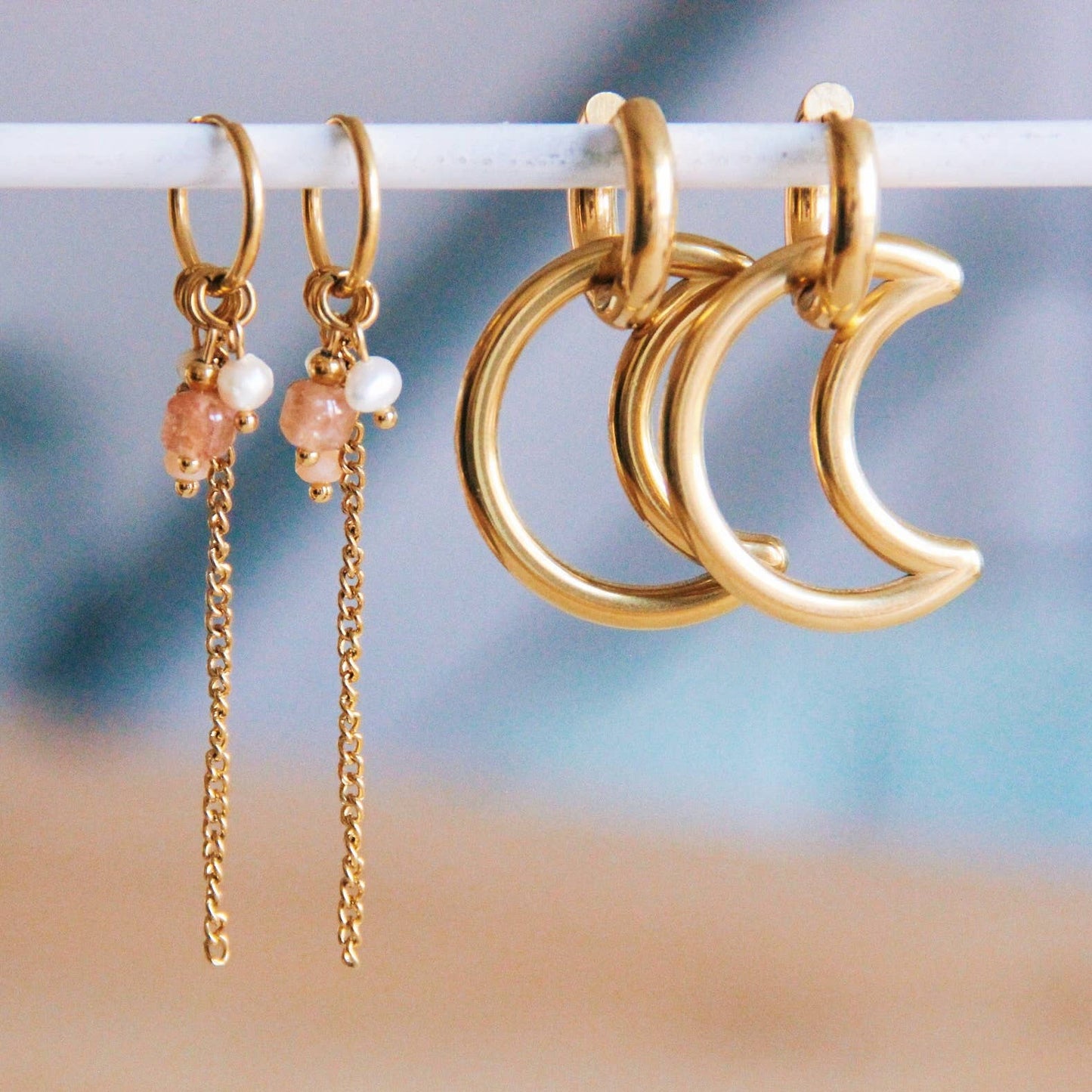 Earring with gemstones, facets and chain - nude/peach