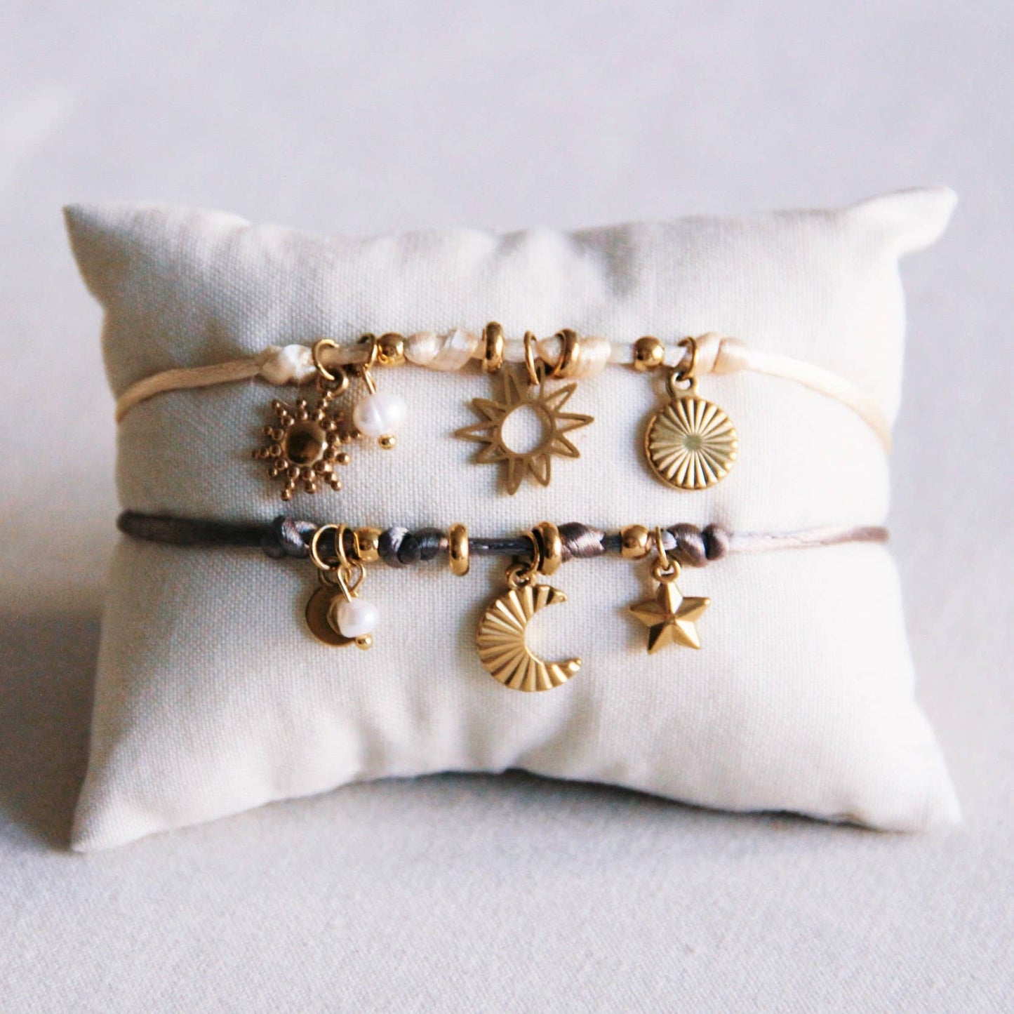 Armband Satin charm with moons and mini pearl - taupe