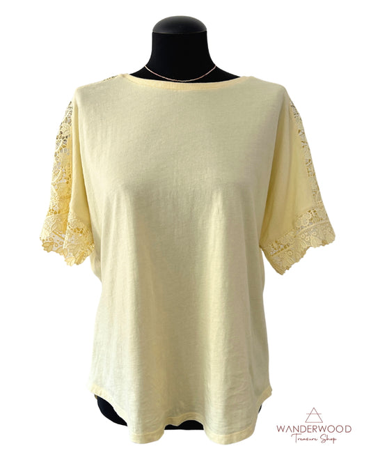 vintage t-shirtmet kant in de kleur geel bij wanderWood