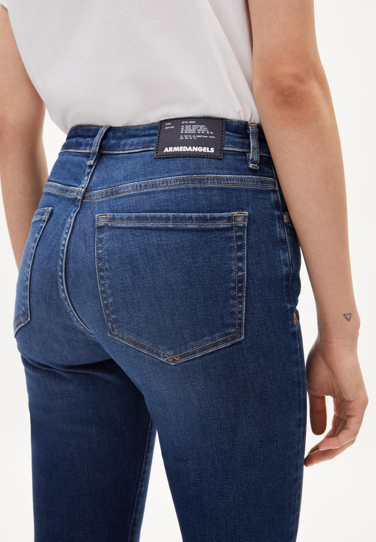 Detail achterzakken duurzame jeans Anamaa