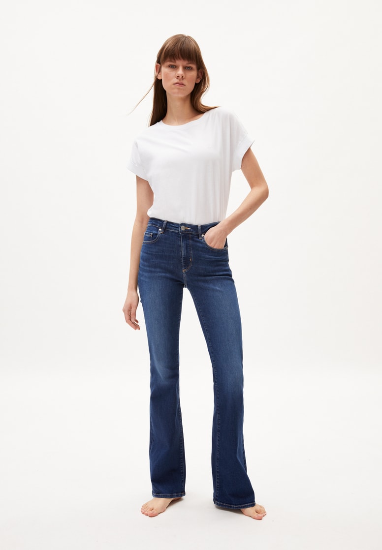 Model met jeans Anamaa van ArmedAngels