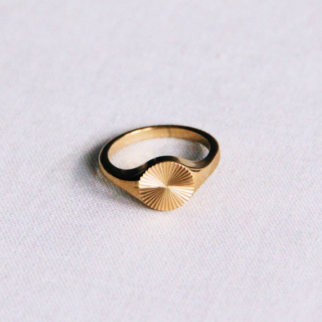 Stainless steel ring with decorated print – gold